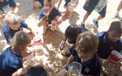 Die Graad 2 klas maak water filtreerders